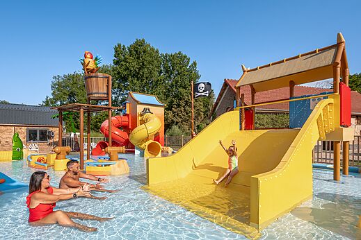 Wasserrutschen und Wasserspiele auf dem Campingplatz CLICOCHIC Ferme des Aulnes in NAMPONT SAINT MARTIN (80).