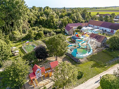 Wasserrutschen, Schwimmb�der, Spielplatz auf Camping CLICOCHIC Ferme des Aulnes in NAMPONT SAINT MARTIN.