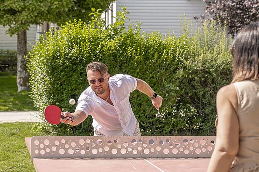 Partie de ping-pong sur table ext�rieure au camping CLICOCHIC Ferme des Aulnes.