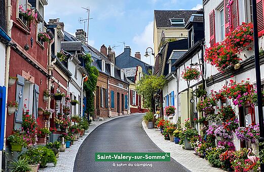 Rue fleurie de Saint-Valery-sur-Somme, ville pittoresque � visiter pr�s du camping.