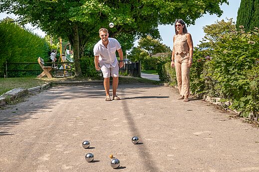 P�tanque en couple sur le terrain au camping CLICOCHIC Ferme des Aulnes.
