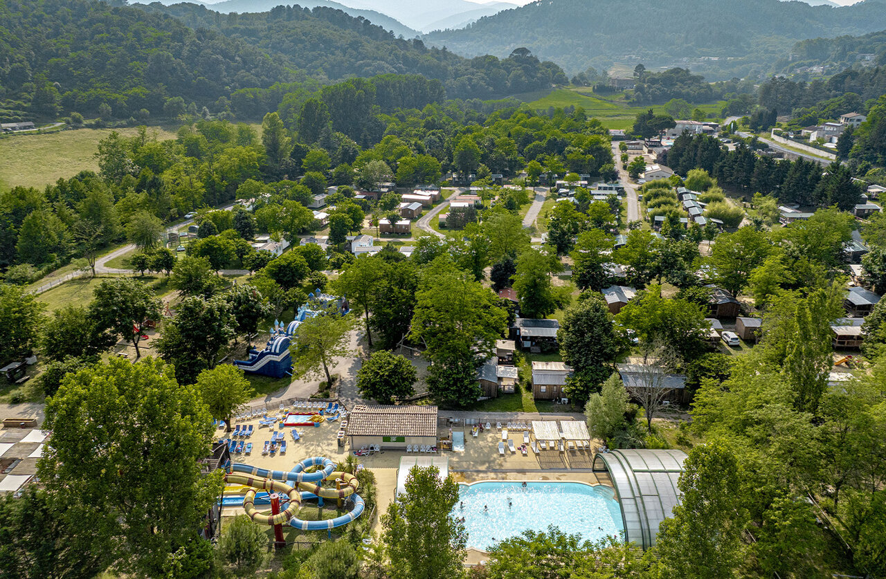 Piscine avec toboggans, jeux gonflables et h�bergements au camping CLICOCHIC Filament � Thoiras (30).