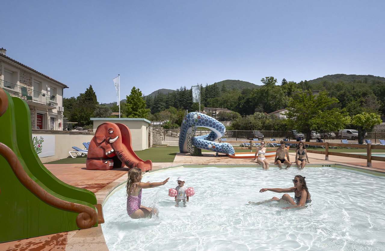 Toboggans aquatiques �l�phant et serpent, piscine pour enfants au camping CLICOCHIC Filament � Thoiras (30).