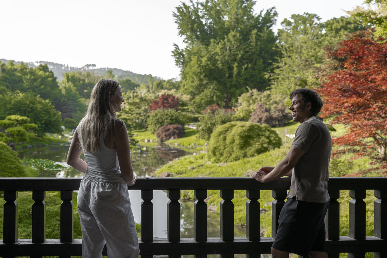 Balcon, vue nature luxuriante au camping CLICOCHIC Filament � Thoiras (30).