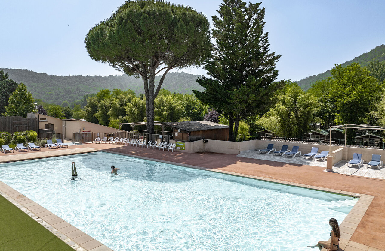 Piscine ext�rieure, transats et verdure au camping CLICOCHIC Filament � Thoiras (30).