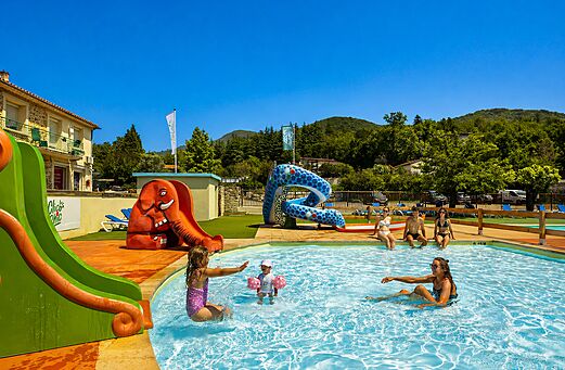 Au�enpool mit lustigen Rutschen und Wasserspielen auf dem Campingplatz CLICOCHIC Filament in Thoiras (30).