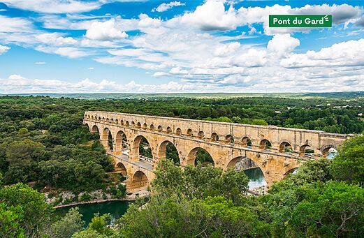 Majest�tischer Pont du Gard, historisches r�misches Aqu�dukt, umgeben von gr�ner Natur nahe N�mes.