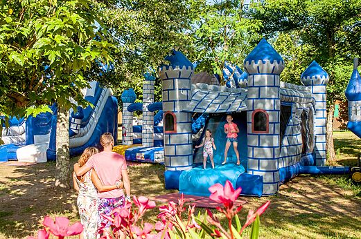 Opblaasbaar kasteel en glijbanen voor kinderen op camping CLICOCHIC Filament in Thoiras (30).