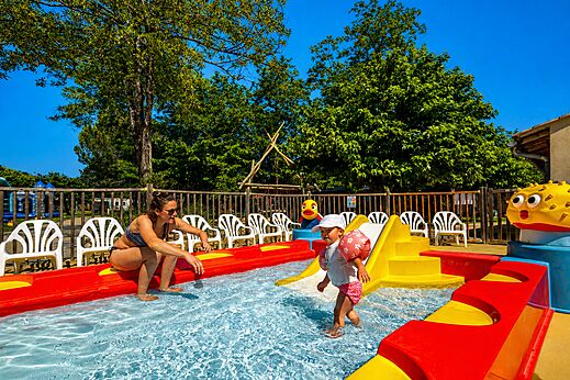 Kleurrijk kinderbad, glijbaan kinderen op camping CLICOCHIC Filament in Thoiras (30).