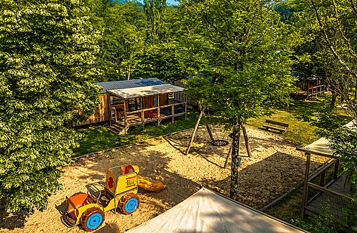 Kinderspielplatz, Mobilheim auf dem Campingplatz CLICOCHIC Filament in Thoiras (30).
