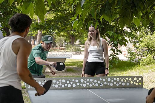 Jongeren spelen tafeltennis op camping CLICOCHIC Filament in Thoiras (30).