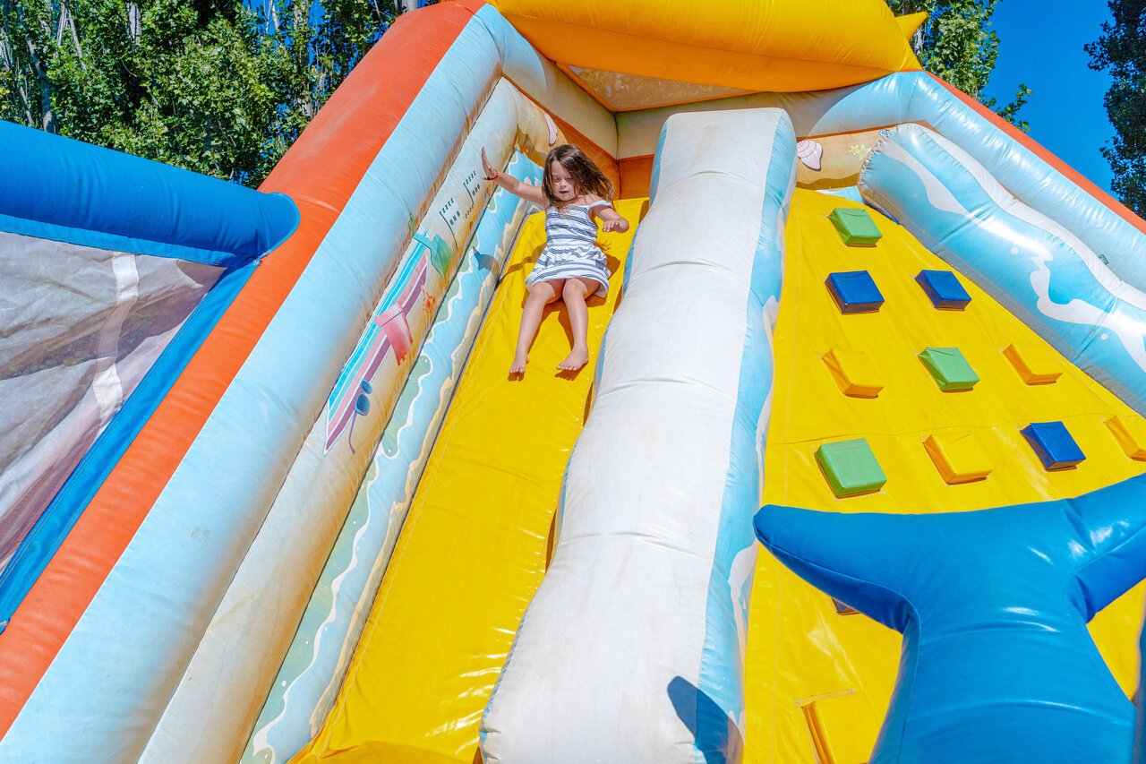 Toboggan gonflable color� avec enfant au camping VAGUES OCEANES Au Flamenco, Argel�s-sur-Mer.