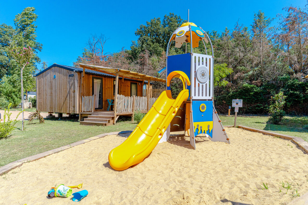Toboggan, aire de jeux, mobile home au camping VAGUES OCEANES Au Flamenco.