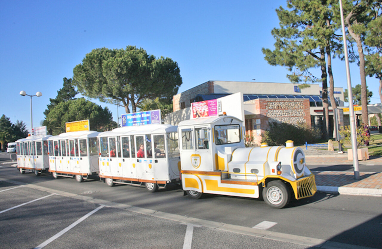 Petit train touristique avec passagers au camping VAGUES OCEANES Au Flamenco.