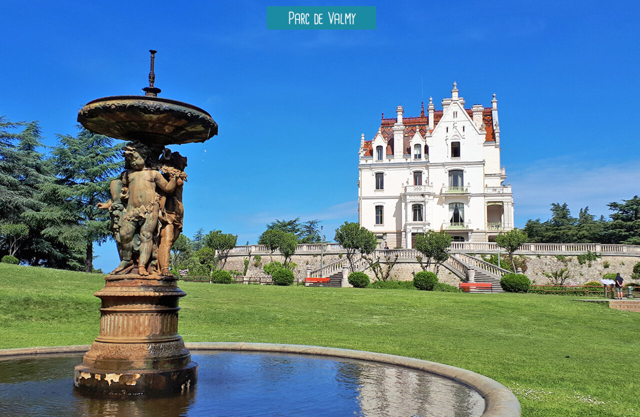 Fontaine sculpt�e et ch�teau du Parc de Valmy, lieu � visiter pr�s d'Argel�s-sur-Mer.