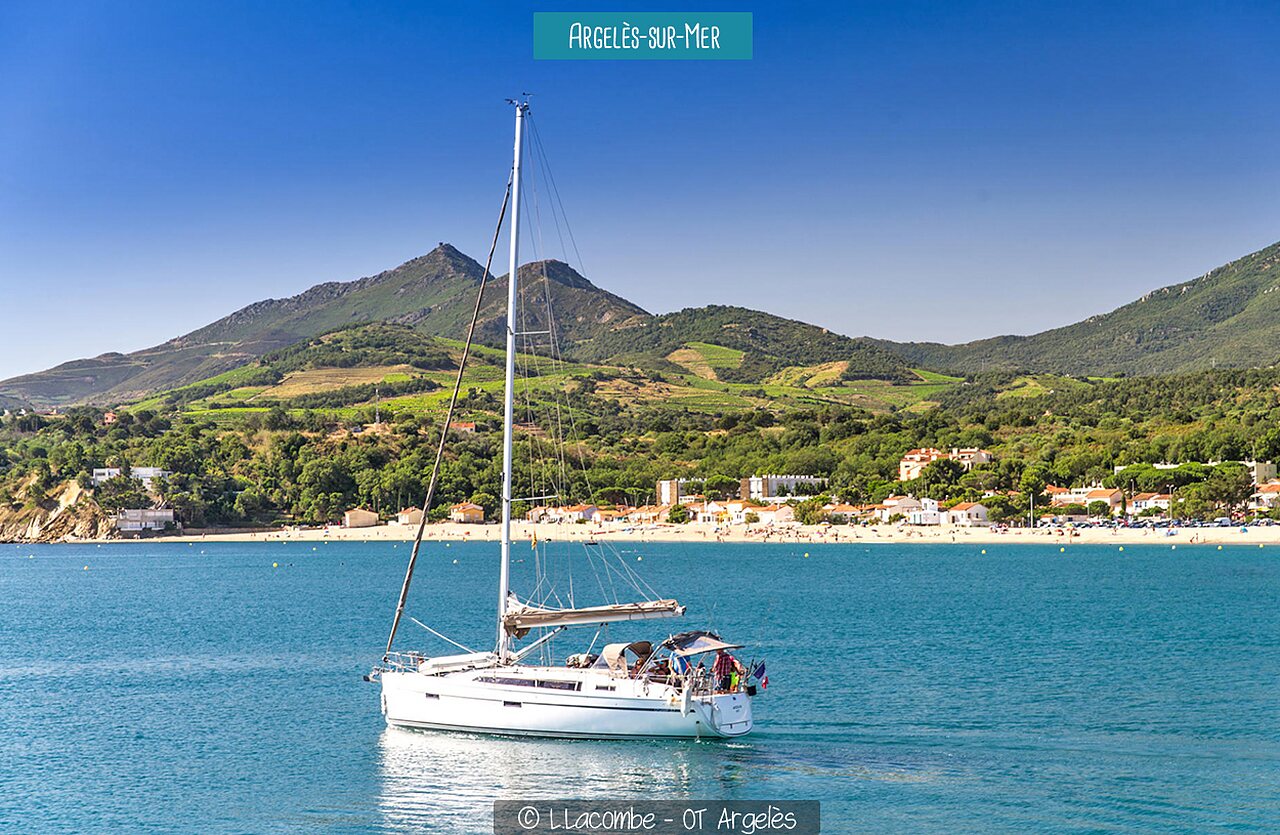 Segelboot im Mittelmeer, Strand und Stadt Argel�s-sur-Mer, Pyr�n�es-Orientales.