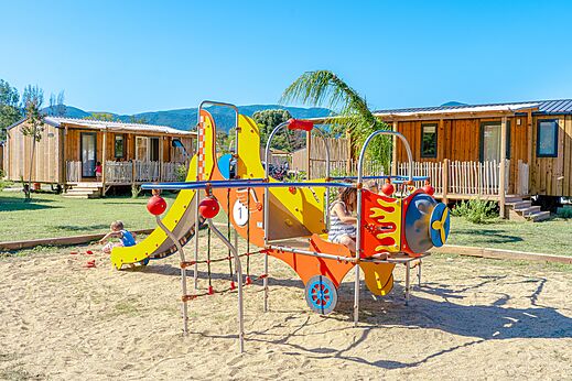 Bunter Kinderspielplatz mit Rutsche und Kindern auf dem Campingplatz VAGUES OCEANES Au Flamenco in Argelès-sur-Mer (66).