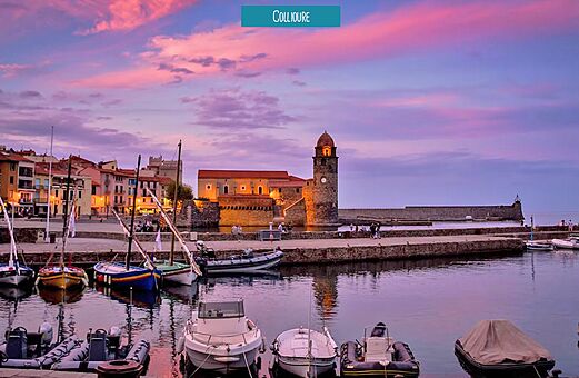 Hafen von Collioure und Glockenturm bei Sonnenuntergang, Ort zum Besuchen.
