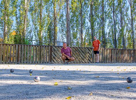 Boule-Spieler auf dem Bouleplatz auf dem Campingplatz VAGUES OCEANES Au Flamenco in Argelès-sur-Mer (66).