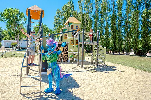 Kinderspielplatz, Rutsche, Maskottchen auf Camping VAGUES OCEANES Au Flamenco in Argelès-sur-Mer (66).