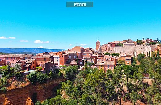 Historische Stadt Perpignan mit Ziegeldächern und Glockenturm, Pyrénées-Orientales.