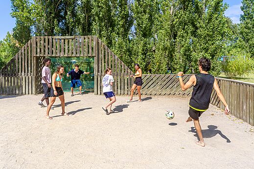 Jugendliche spielen Fu�ball auf dem Multisportplatz des Campingplatzes VAGUES OCEANES Au Flamenco in Argel�s-sur-Mer (66).