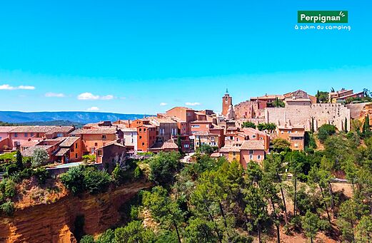 Malerisches mittelalterliches Dorf mit farbigen Häusern, zu besuchen nahe Perpignan, Okzitanien.