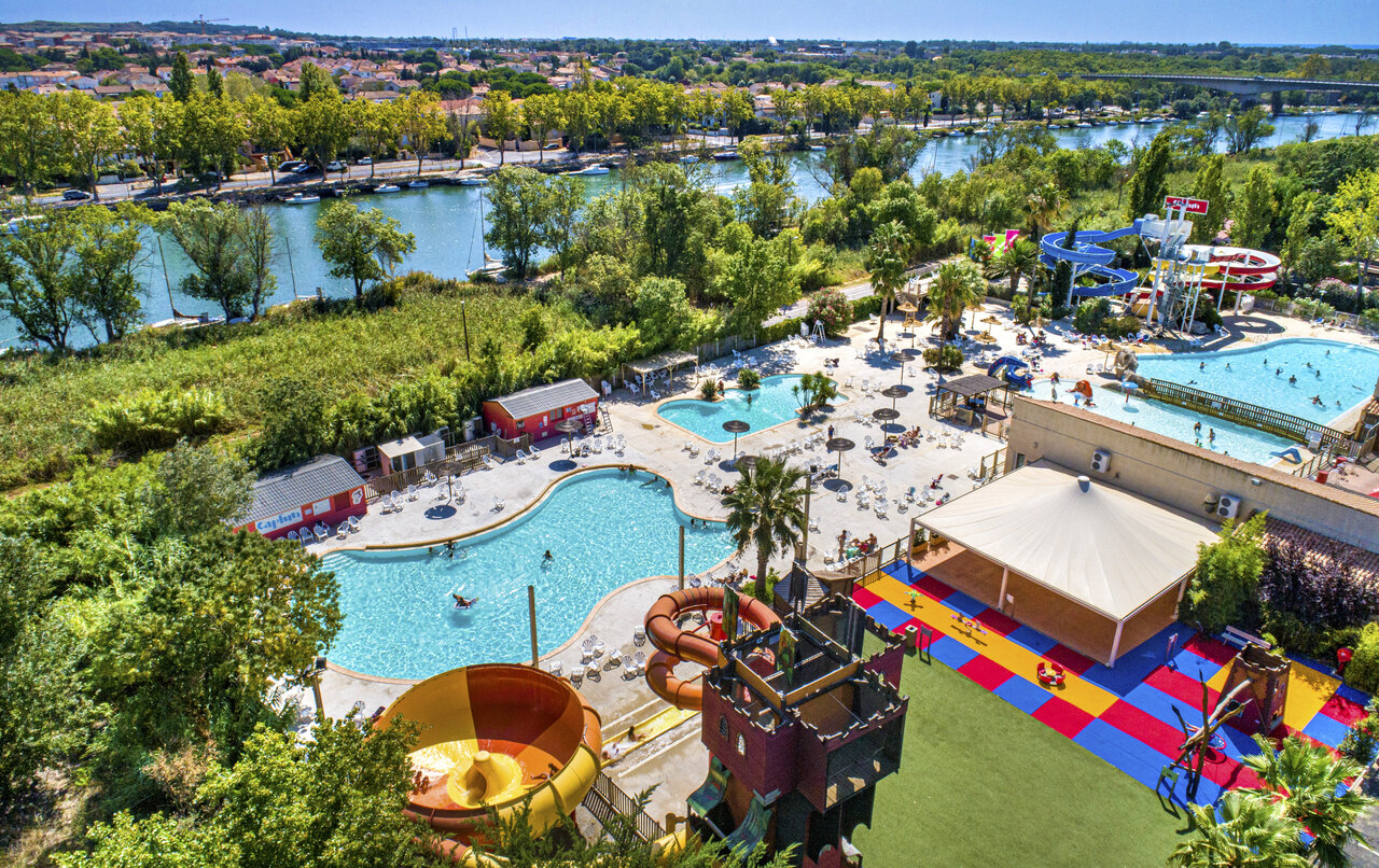 Wasserpark mit Pools, Riesenrutschen und Spielpl�tzen auf dem Campingplatz CAPFUN Fleurs d'Agde in AGDE (34).