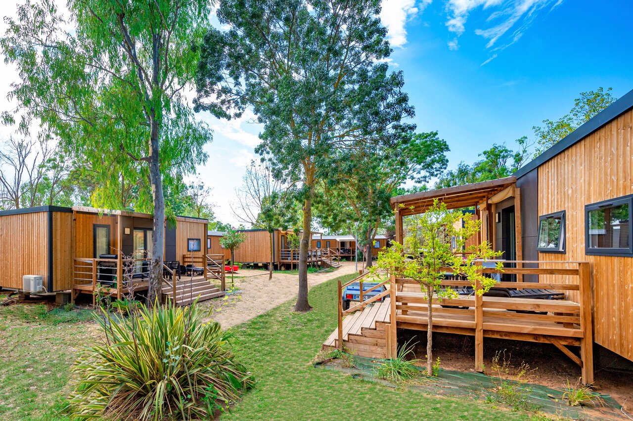 Moderne Mobilheime mit Holzterrassen bei CAPFUN Fleurs d'Agde in AGDE (34).