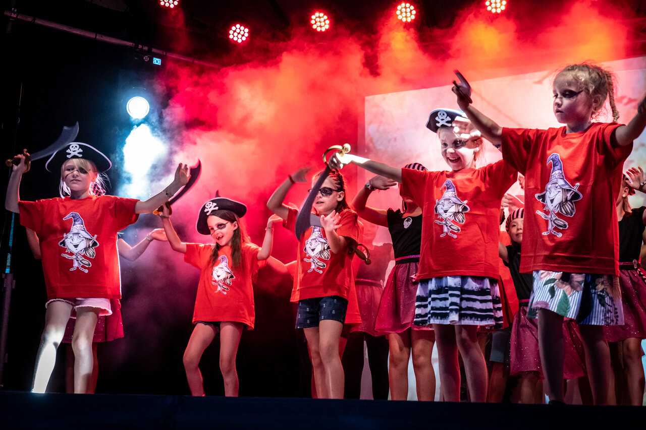 Piraten-Kindershow auf der B�hne, Animation auf dem Campingplatz CAPFUN Fleurs d'Agde in AGDE (34).