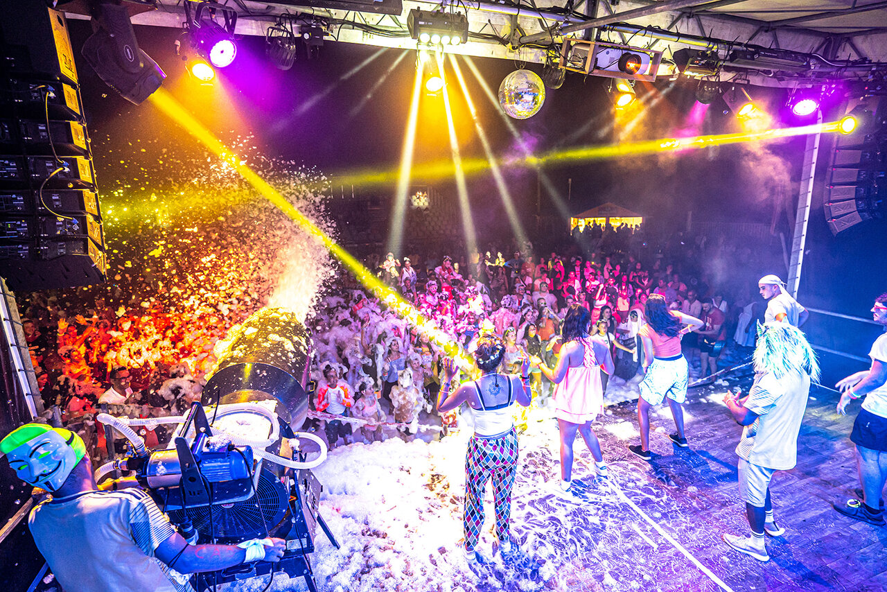 Schaumparty mit DJ und Lichtern auf Camping CAPFUN Fleurs d'Agde in AGDE (34).