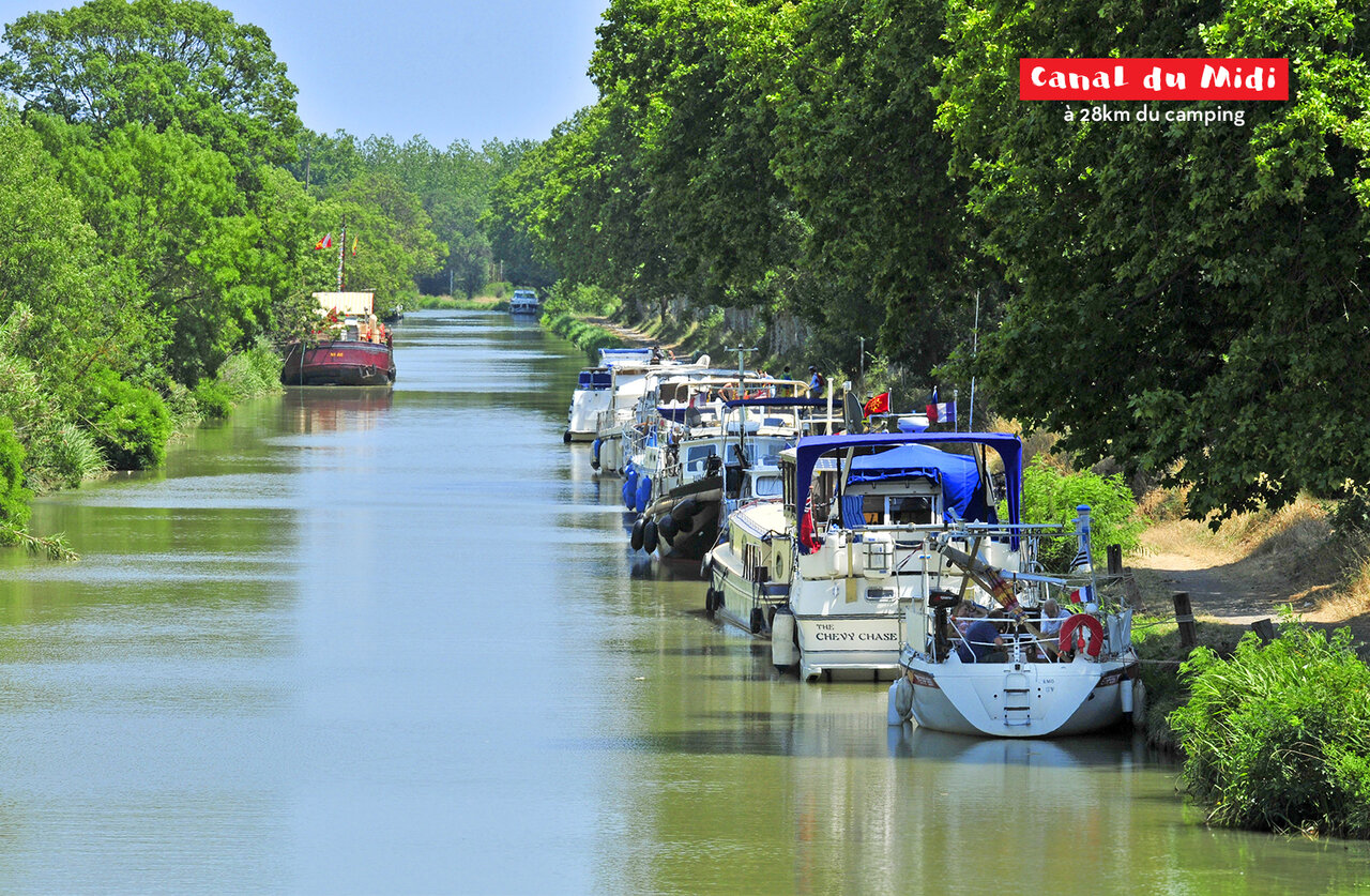 Canal du Midi mit festgemachten Hausbooten, touristischer Ort nahe Agde zu besuchen.