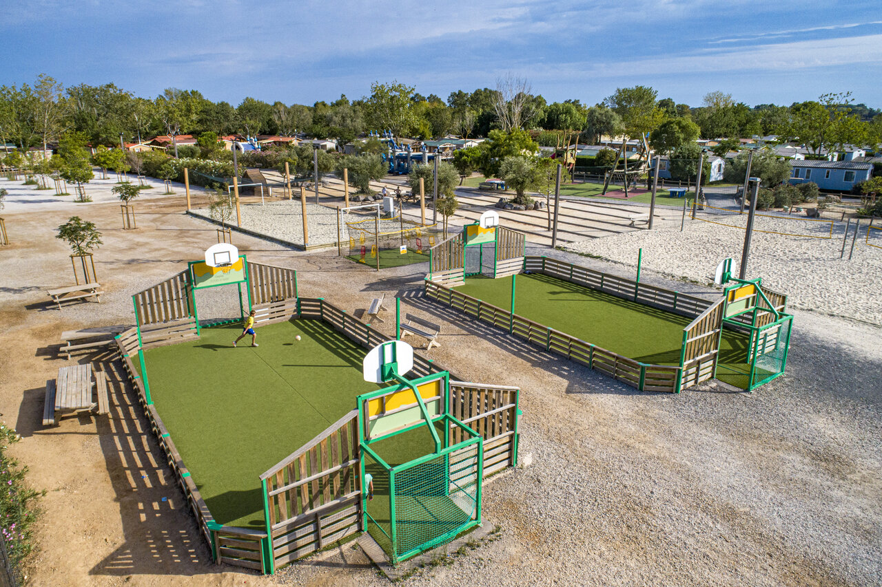 Multisportpl�tze und Spielplatz auf dem Campingplatz CAPFUN Fleurs d'Agde in AGDE (34).