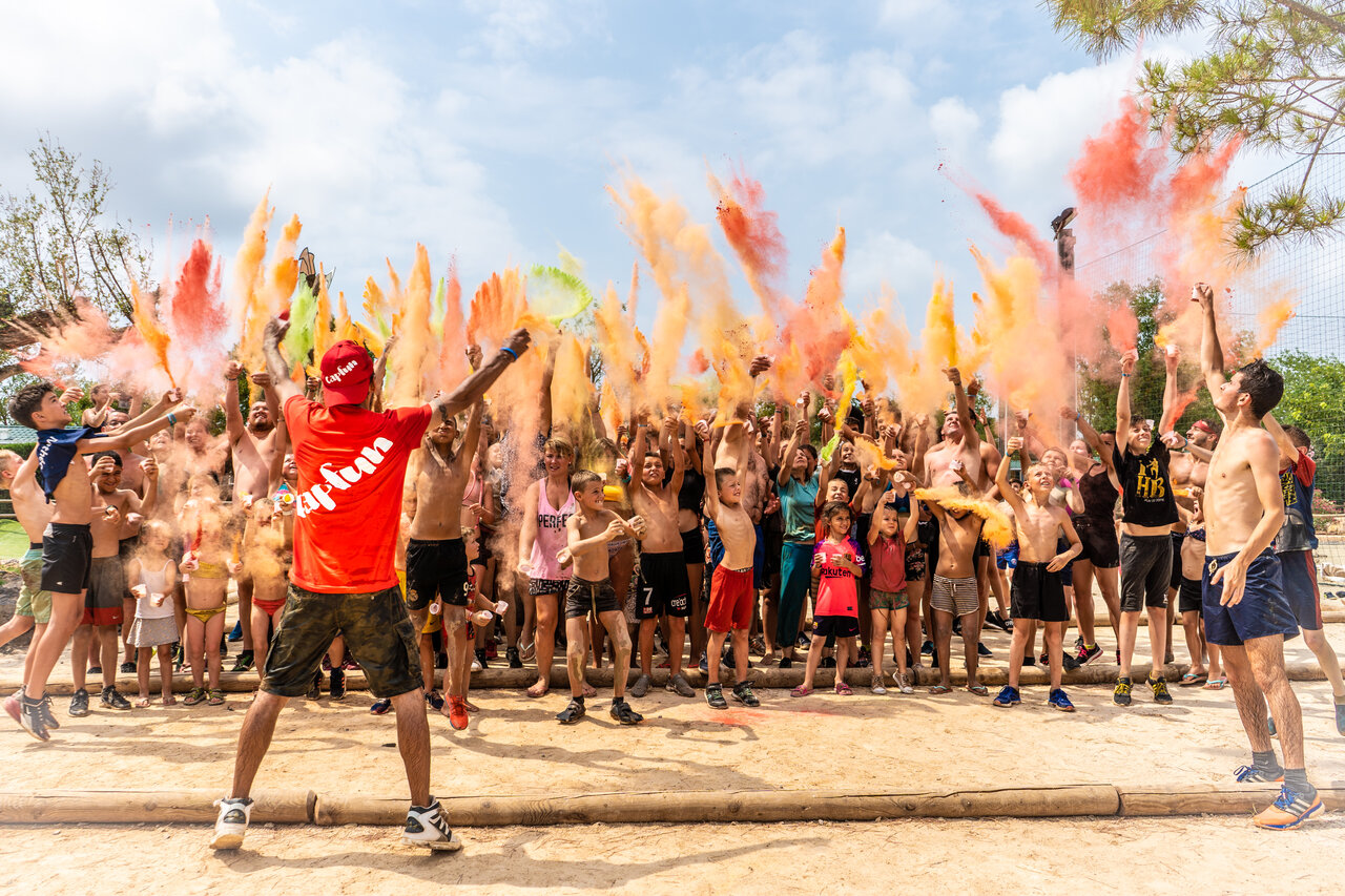 Bunte Holi-Pulver-Animation f�r Familien auf Campingplatz CAPFUN Fleurs d'Agde (34).