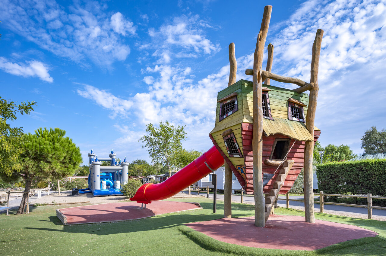 Spielplatz, Rutschenhaus, H�pfburg auf CAPFUN Fleurs d'Agde Campingplatz in AGDE.