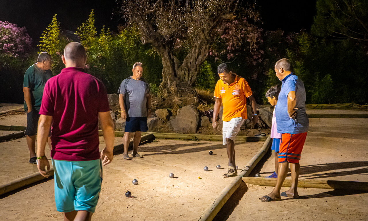 N�chtliches Boule auf dem Campingplatz CAPFUN Fleurs d'Agde in AGDE (34).