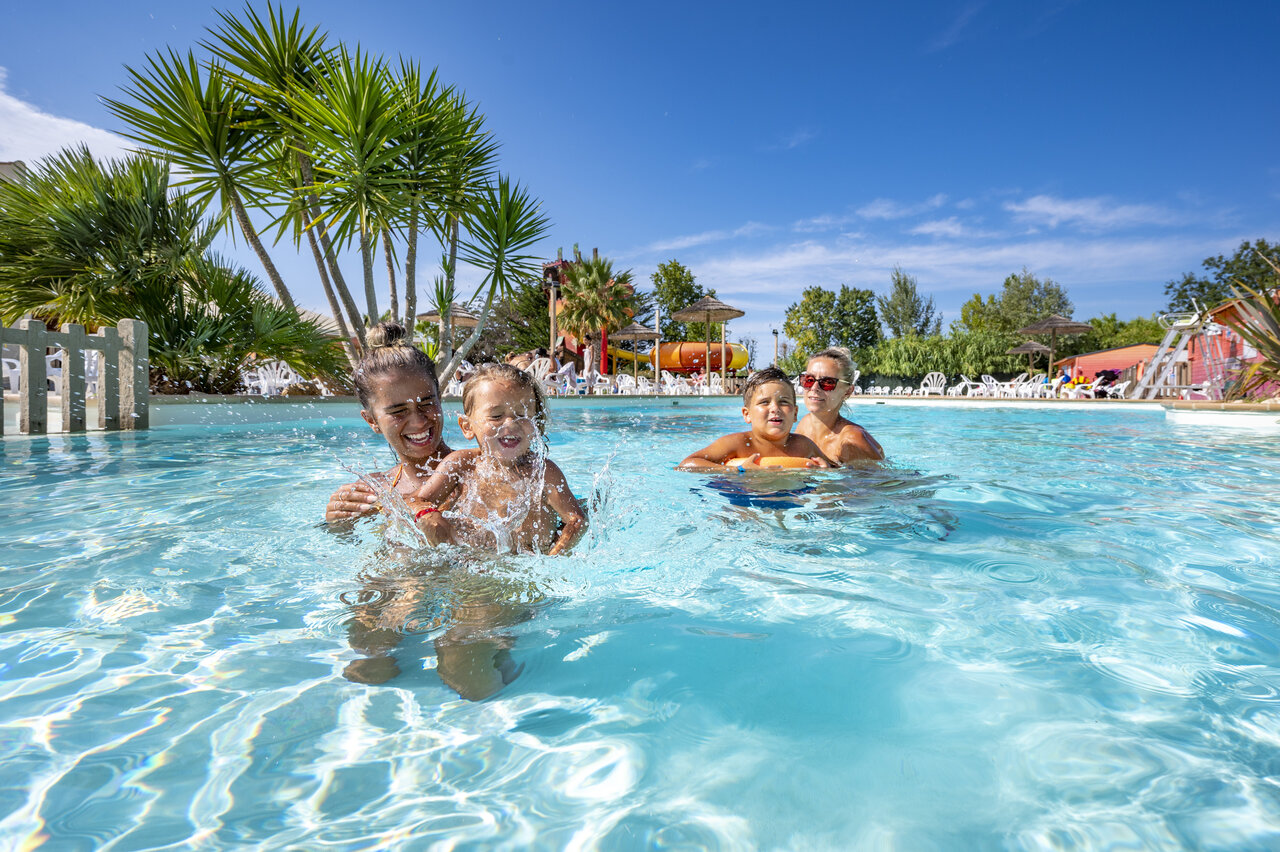 Au�enpool mit Kindern und Rutschen auf dem Campingplatz CAPFUN Fleurs d'Agde in AGDE (34).