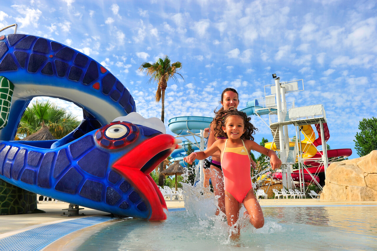 Fischrutsche und Wasserspiele f�r Kinder auf Campingplatz CAPFUN Fleurs d'Agde, AGDE (34).