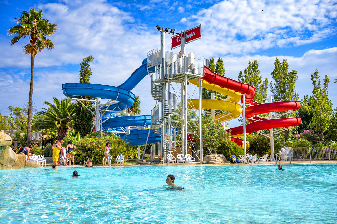 Au�enpool mit farbigen Rutschen auf dem Campingplatz CAPFUN Fleurs d'Agde in AGDE (34).