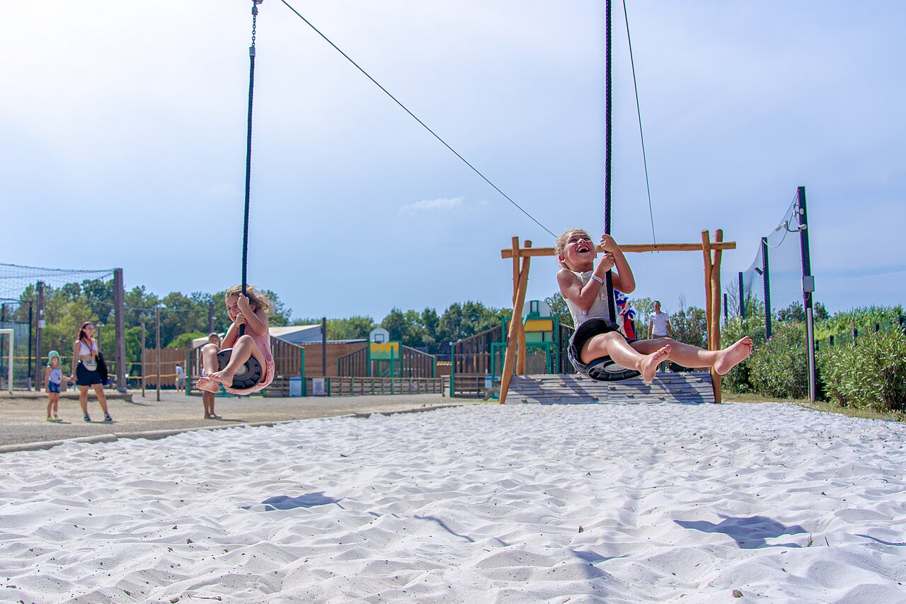 Fr�hliche Kinder an Seilrutschen �ber Sand auf CAPFUN Fleurs d'Agde in AGDE (34).