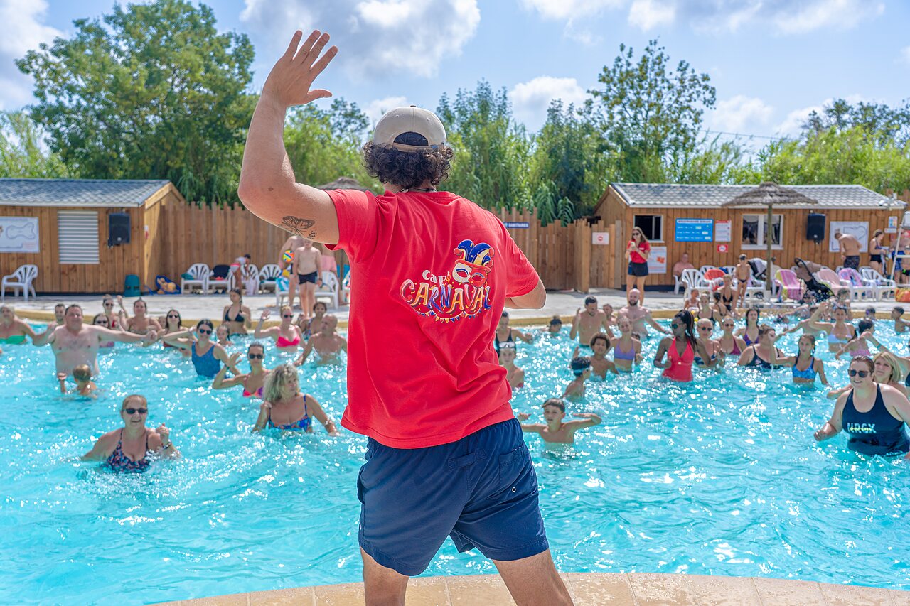 Dynamische Wassergymnastik im Au�enpool auf dem Campingplatz CAPFUN Fleurs d'Agde in AGDE (34).