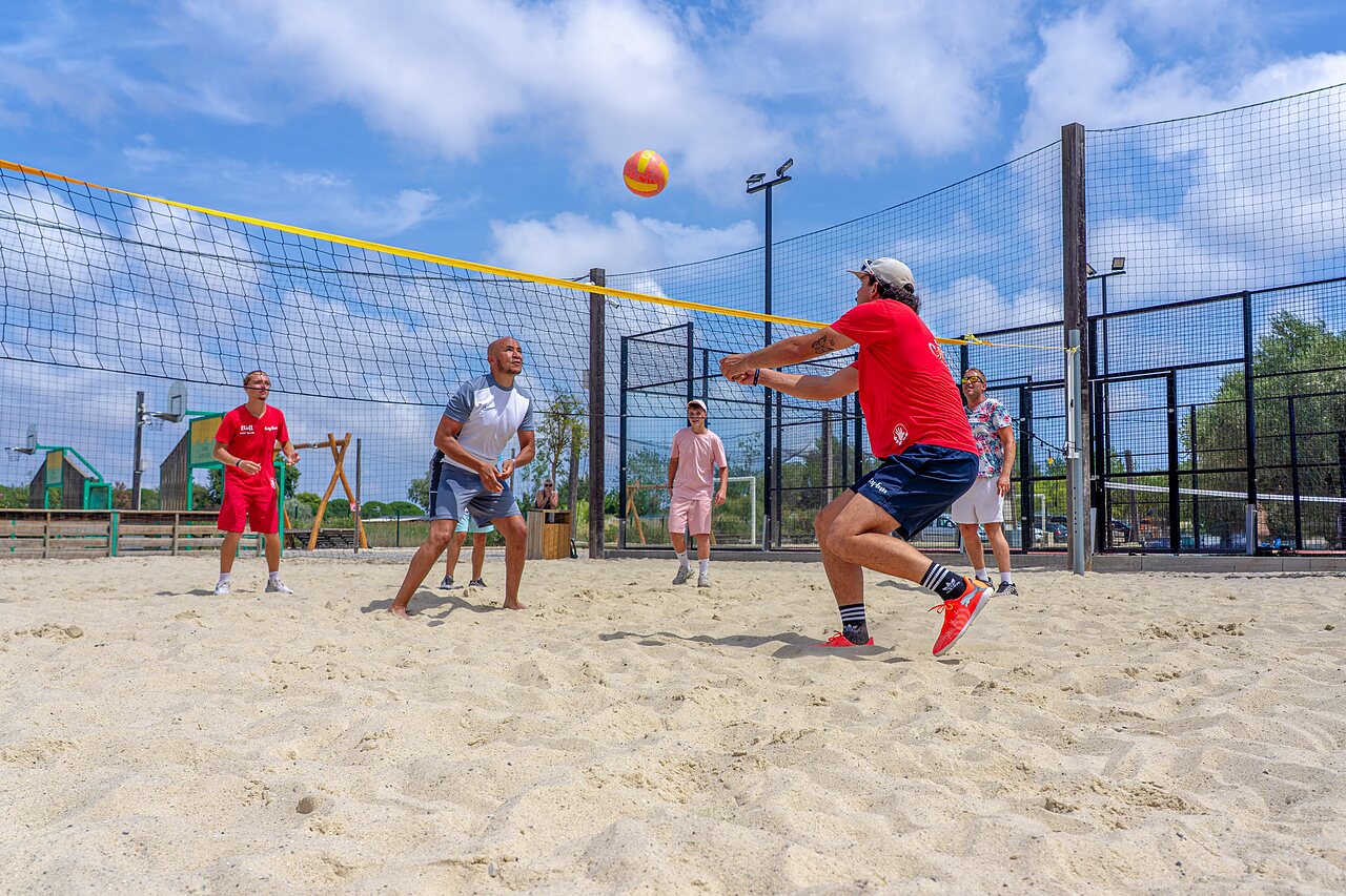Aktive Spieler auf dem Beachvolleyballfeld auf dem Campingplatz CAPFUN Fleurs d'Agde in AGDE (34).