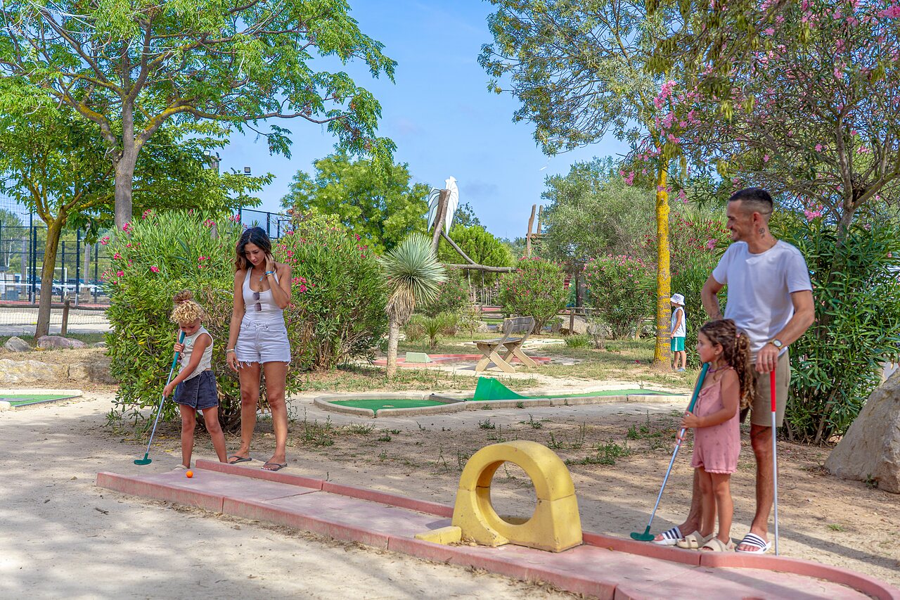 Familie spielt Minigolf auf einem Au�enplatz auf dem Campingplatz CAPFUN Fleurs d'Agde in AGDE (34).