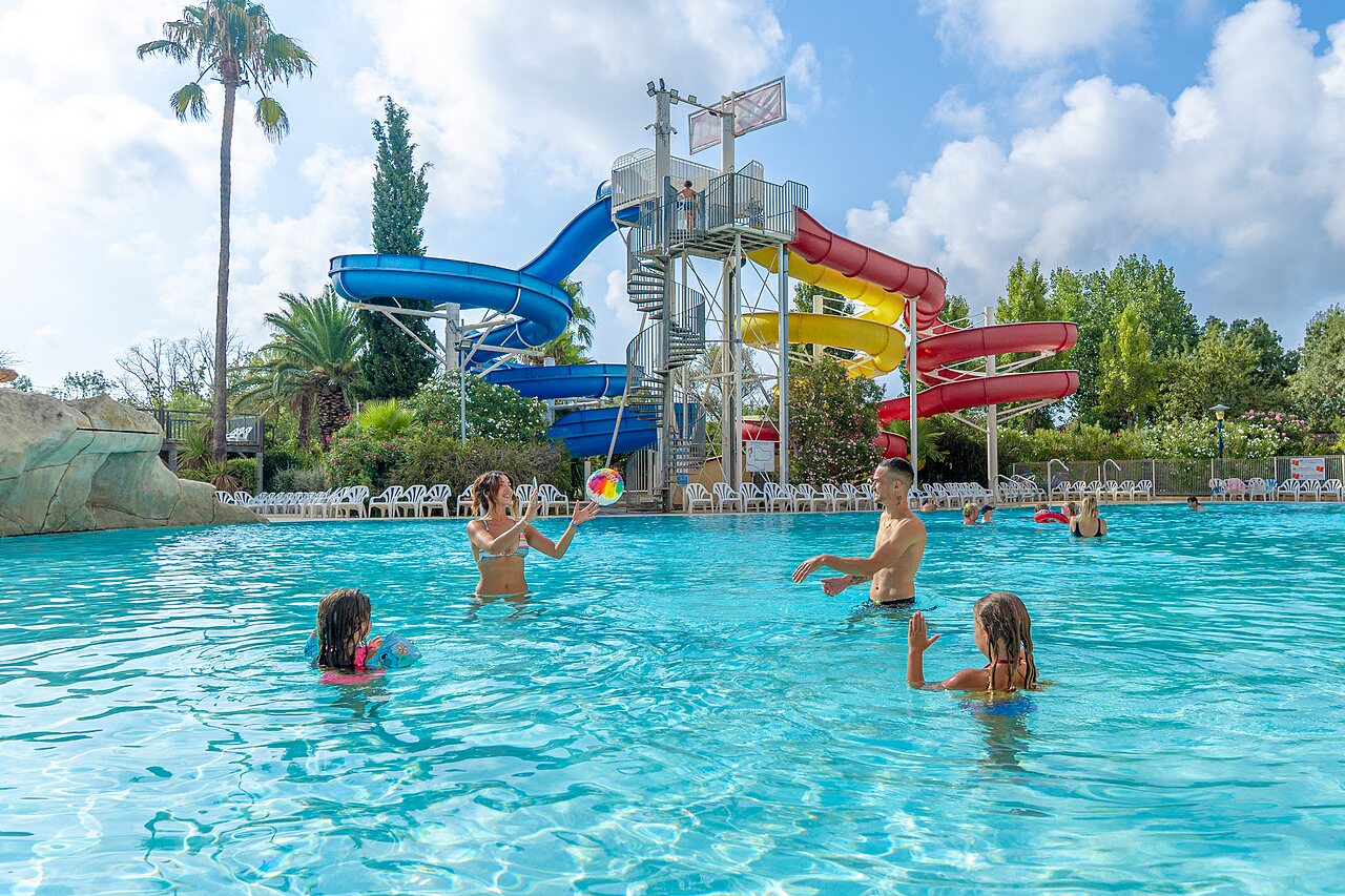 Au�enpool und Wasserrutschen auf dem Campingplatz CAPFUN Fleurs d'Agde in AGDE (34).