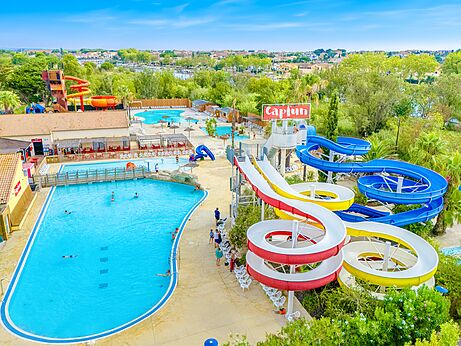 Gro�er Wasserpark mit Pools und Riesenrutschen auf dem Campingplatz CAPFUN Fleurs d'Agde in AGDE (34).