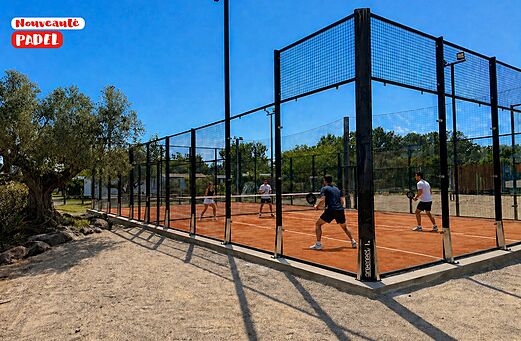 Nouveau terrain de padel avec joueurs au camping CAPFUN Fleurs d'Agde � AGDE (34).
