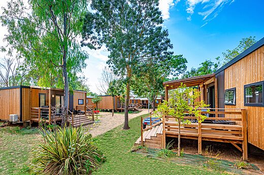 Moderne stacaravans met terrassen op camping CAPFUN Fleurs d'Agde, AGDE.