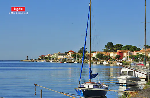 Port d'Agde avec bateaux et phare, lieu à visiter près du camping. Port d'Agde avec bateaux et phare, lieu à visiter près du camping.