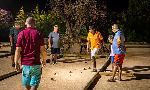 Petanque spelers op verlicht terrein op camping CAPFUN Fleurs d'Agde in AGDE.