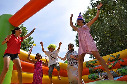 Springkasteel met kinderen en animatoren op camping CAPFUN Fleurs d'Agde.